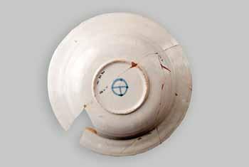 L emblema di Torre Alemanna e altri segni sulle ceramiche Carlo dell Aquila Fig. 1. Emblema dipinto sul verso (M 28). Fig. 2. Emblema dipinto sul fondo interno (M 22).