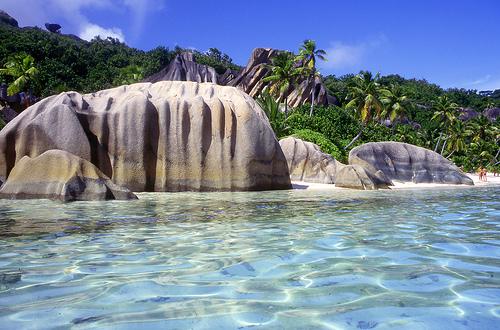 La Digue Conosciuta in tutto il mondo per i suoi sassi granitici che costellano alcune tra le più belle spiagge del pianeta, è un isola dove il tempo si è fermato e dove le tradizioni sono ancora