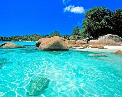 Praslin Con circa due ore di d auto potrete tranquillamente visitare questa splendida isola raggiungibile con un breve volo di 15 minuti da Mahè oppure in 45 minuti di catamarano.