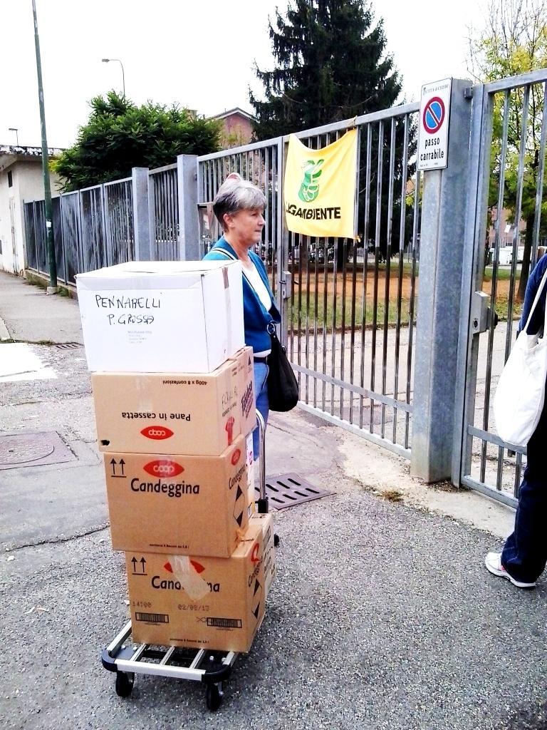 In aggiunta alla consegna diretta con le borse alle famiglie, il materiale donato dalla collettività arriva a destinazione anche tramite le scuole di Chieri.