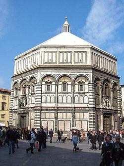 Nata come Comune (cioè come un piccolo stato autonomo) intorno al 1300, Firenze raggiunge 2 il massimo dello splendore durante il Rinascimento 3, tra il 1400 e il 1500, anche grazie alla famiglia de