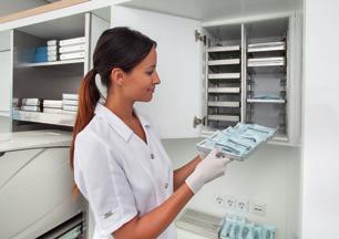 Etichettatura semplice Le etichette stampate con i codici a barre vengono applicate alla confezione degli strumenti sterilizzati.