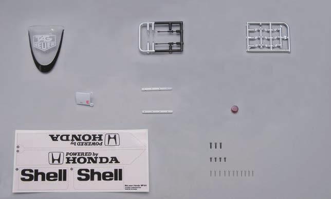 Ayrton Senna s McLaren Honda MP4/4: Guida all assemblaggio Fase 70 Completamento del modello 1 Gli adesivi e le decal Rimuovi i due adesivi numero 25 dal foglio degli adesivi