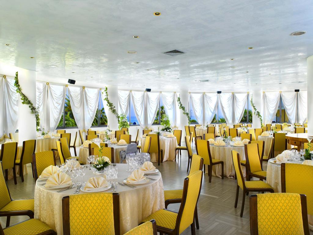 250 POSTI INTERNO Sala Opera La grande sala (in estate utilizzata come ristorante dell albergo), luminosissima e con vista sul mare e sulla piscina, può essere usata per la ristorazione o allestita