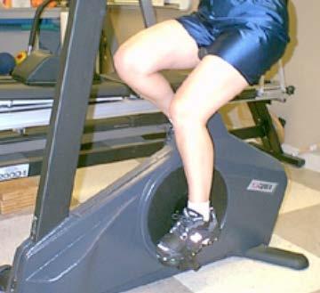 Sviluppare la forza muscolare Raggiunti i 100 gradi di flessione del ginocchio si può iniziare a lavorare sulla forza muscolare: 1) Cyclette.