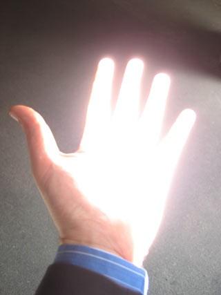 LUCE E OMBRA Quando la luce colpisce un oggetto opaco, questo forma un ombra nella zona dove non arriva la luce.