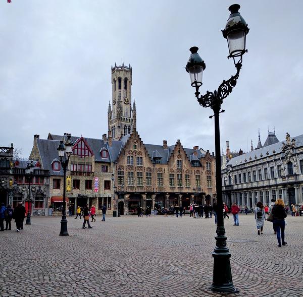 Per arrivare da Piazza Burg al Mercato del pesce attraversi un grazioso ponticello: prepara la macchina fotografica! Il Mercato del pesce (Vismarkt) ha completamente un altro registro.