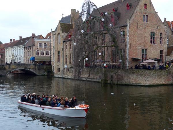 più fotografato di tutta Bruges! Ti dice qualcosa questa foto? Nel tuo itinerario su cosa vedere a Bruges in un giorno, questo angolo di città non può mancare!