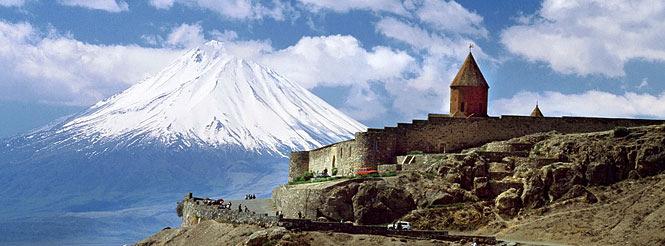 profusione di frammenti di pietra decorati. Si prosegue per il Monastero di Khor Virap, dominato dal profilo innevato del grandioso Monte Ararat (5.