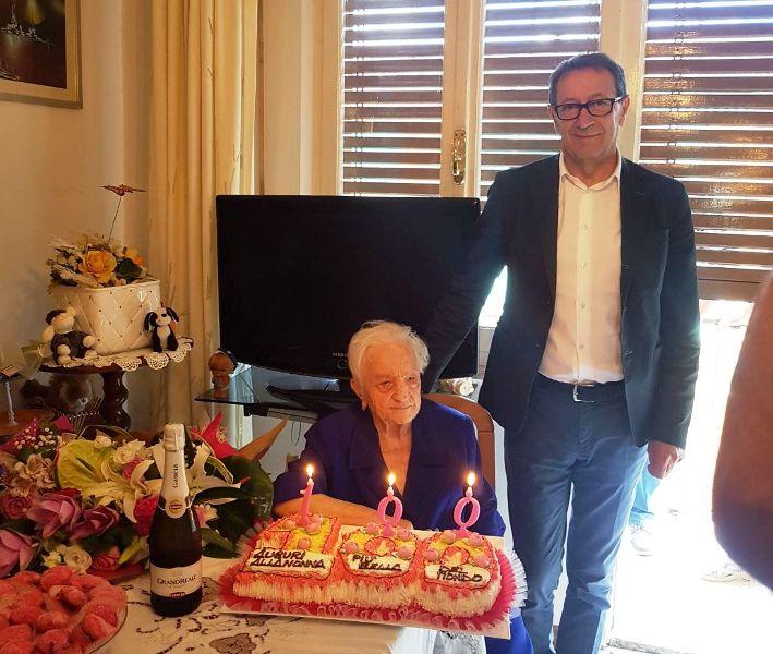 I 100 anni di Maria Teresa Amodio San Benedetto del Tronto, 13-09-2017 E stato il sindaco Pasqualino Piunti a portare il tradizionale