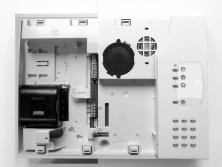 3.3 Alimentazione 1. Posate la batteria sulle guide in alto a sinistra della centrale. 2. Fate scorrere la batteria verso destra fino a quando sentite lo scatto del pulsante di blocco della batteria.