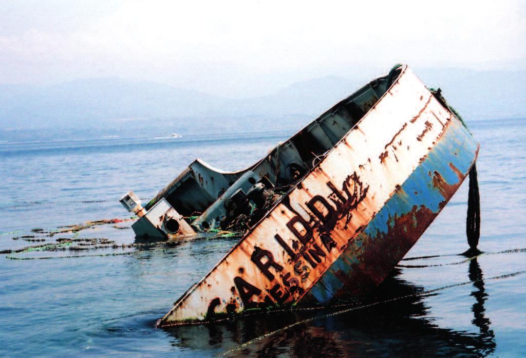 La squallida fine del traghetto ferroviario Cariddi, affondato dall abbandono, dall incuria e dalla mancanza di sensibilità marinara al suo solitario ormeggio di Messina; in apertura, la prora dell