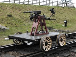 CARRELLO Il carrello è un vincolo semplice che impedisce lo spostamento del punto vincolato lungo l'asse ortogonale al piano di scorrimento del carrello.