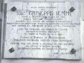 _8 Casa di carità Lapide La lapide è in granito con fermi metallici. L'epigrafe è stata dettata da don Simonelli, mentre l'inaugurazione risale al 27 giugno 1955.