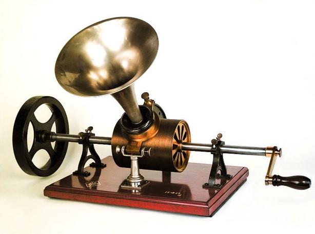 1877- fonografo di Edison catturare il suono Il fonografo era formato da un rullo di cera che era messo in movimento da una manovella.