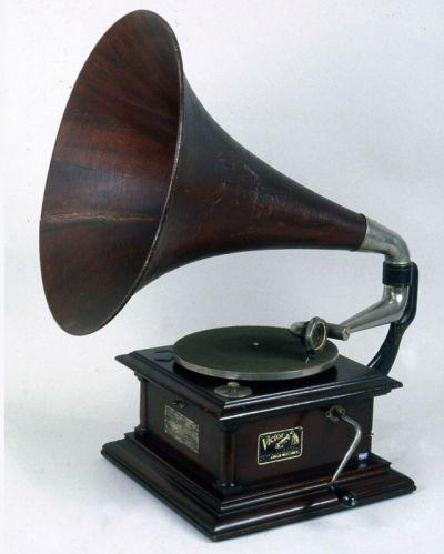 1887: grammofono di Berliner una macchina parlante Il nuovo strumento prevedeva l'incisione da parte di una puntina di un solco a forma di spirale su un disco di fibra vetrosa all'inizio,