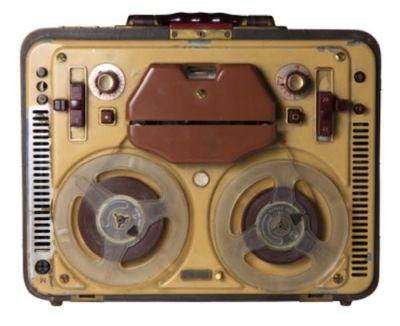 1935: Registratore a nastro musica portabile Il registratore a nastro (magnetofono) è un apparecchio usato per registrare e riprodurre suoni utilizzando un nastro di plastica ricoperto da uno strato