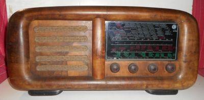 Il primo programma radiotelefonico con parole e musica venne trasmesso in America nel 1906.