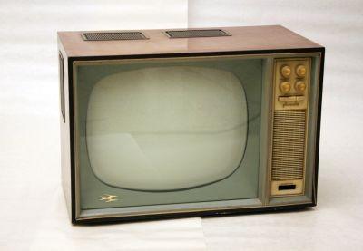 1954: il televisore la musica guardata Negli anni trenta del XX secolo si svilupparono in Europa le prime trasmissioni televisive. In Italia le trasmissioni televisive nazionali iniziarono nel 1954.