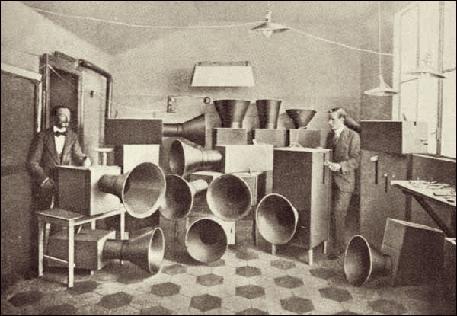 Tommaso Rosati 5 Nuovi suoni Luigi Russolo Negli stessi anni in cui vengono alla luce i primi strumenti elettronici, le ricerche si muovono anche in direzioni meno legate alla tradizione.