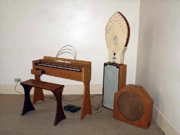 Tommaso Rosati 7 Strumenti musicali Ondes Martenot Maurice Martenot nel 1923, dopo aver conosciuto Leon Theremin e il suo strumento eterofono, progettò uno strumento analogo ma che risultasse