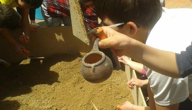 Attività pratica di simulazione di uno scavo archeologico o riproduzione di un manufatto in argilla.