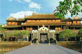 Questa vecchia capitale, dove la dinastia Nguyen regnò dal 1802 al 1945, offre agli ospiti molte località storiche e culturali di notevole interesse e ancora ben conservate.