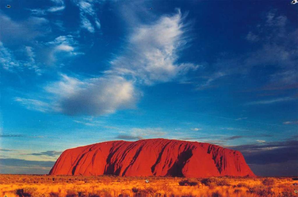 Ayersrock Per gli aborigeni Ulruru, è una delle meravigliose opere che la natura ha creato ed è il più grande monolito di arenaria del mondo.