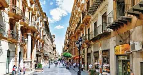 30 Il walking Tour con guida e audioguide partirà dal Teatro Massimo, intorno al quale si svolse la vita