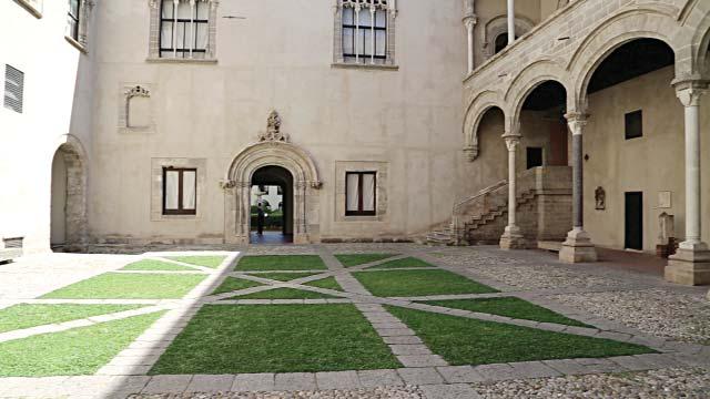 30 Meeting point: Piazza Marina Il tour inizierà da Piazza Marina, che nel suo Giardino Garibaldi custodisce un