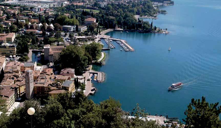 Riva del Garda Riva del Garda si trova sulla sponda settentrionale del Lago di Garda, nell area denominata Garda Trentino; cittadina dalla