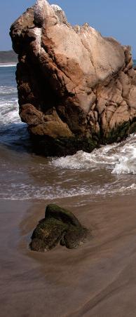 A proteggere la quiete e la pace di questa caletta si ergono formazioni naturali di roccia, che funzionano da frangi onde, rendendo il pescosissimo mare di fronte alla spiaggia perfetto per lo