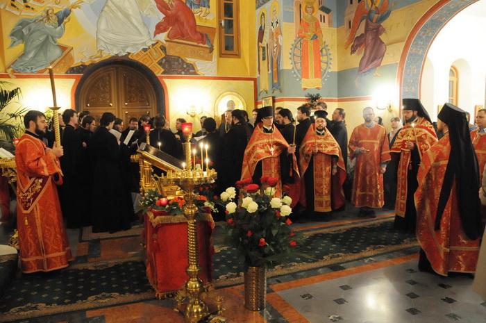 Lo stesso coro ha cantato alla Divina Liturgia, servita da un insieme del clero - il rettore della chiesa ieromonaco Antoniy, il rettore della parrocchia stavropigiale di San Nicola di Roma,