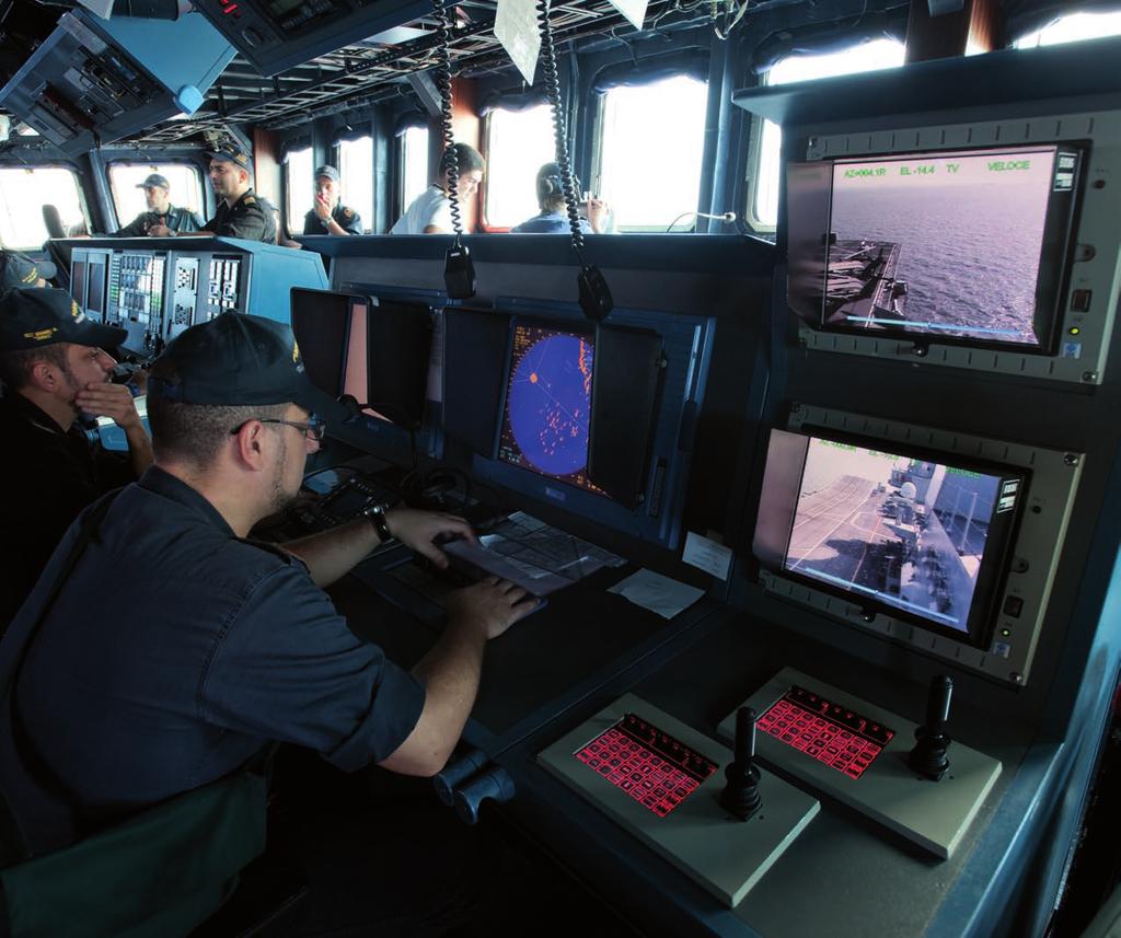 30 novembre 2013, Abu Dhabi, plancia Comando di nave Cavour, gli operatori ai