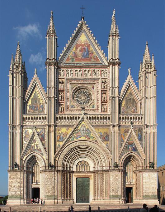 fino alla fine di Corso Cavour si giunge a Piazza della Repubblica per ammirare la Chiesa di Sant Andrea e il Palazzo Comunale.