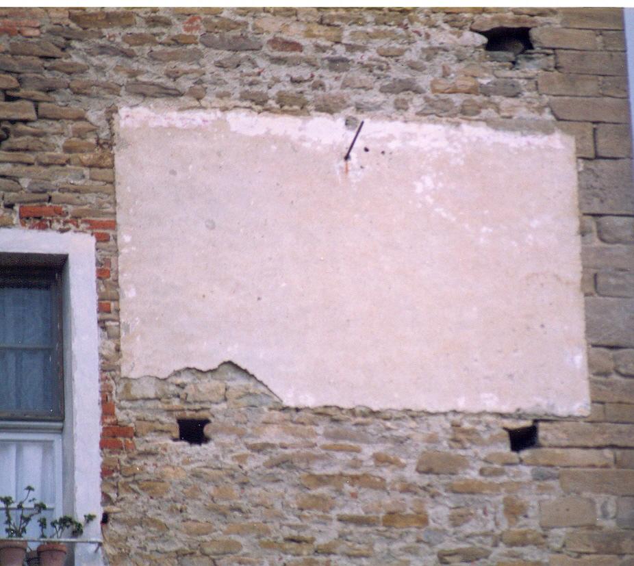 La meridiana del Castello di Borgomale, è priva dei numeri indicanti l ora del giorno. Peccato che molte meridiane siano dimenticate per la loro silenziosa funzione.