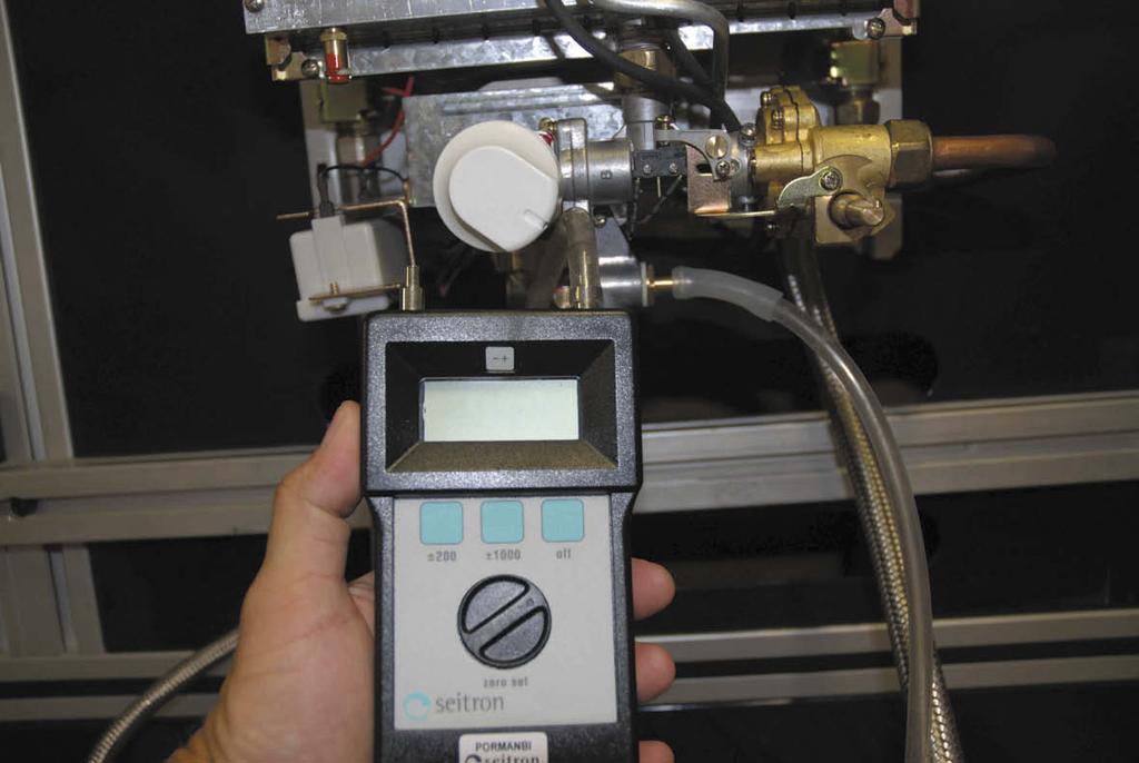 Si ricorda che per il funzionamento a GPL è necessario prevedere un regolatore di pressione all alimentazione dell apparecchio, regolato alla pressione di 30 mbar (300 mm colonna acqua) per il