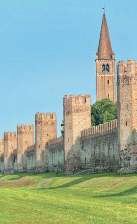 Splendido il Castello di San Zeno, saldato alle mura con due tratti in cotto: la costruzione punta verso Nord ed è la parte più antica.