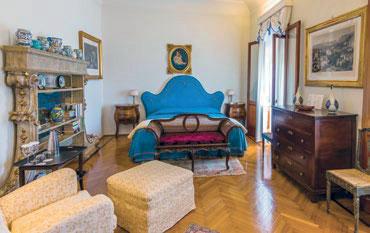 Villa Barberina, di proprietà della famosa azienda Nino Franco, è invece un relais di lusso in un elegante residenza storica: posizionata in cima ad un colle, è un luogo di vero charme immerso tra i