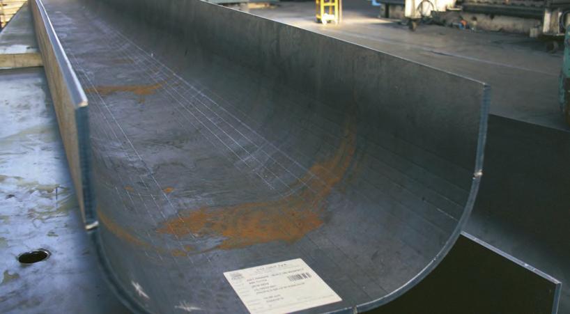 0148-0154 3 La pressa piegatrice LVD da 14 m e 3.000 tonnellate di forza installata in SPF Chilò, dopo 19 anni, è ancora una tra le piegatrici più grosse a livello europeo come potenza e dimensioni.