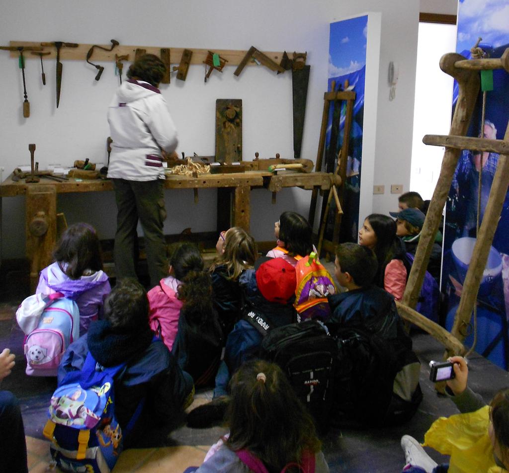 CENTRO VISITATORI "IL LEGNO: MATERIALE DI VITA IN VAL TARTANO" Val Lunga di Tartano (SO) Il Centro visitatori, ospitato in un edificio un tempo adibito a scuola, è situato in località Piana, Val