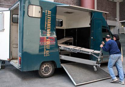 Cennial al nostro amico Mauro, che l'ha presa in consegna per effettuare i lavori di manutenzione ordinaria, prima di portarla a Reggio Emilia dove verrà messa nel container