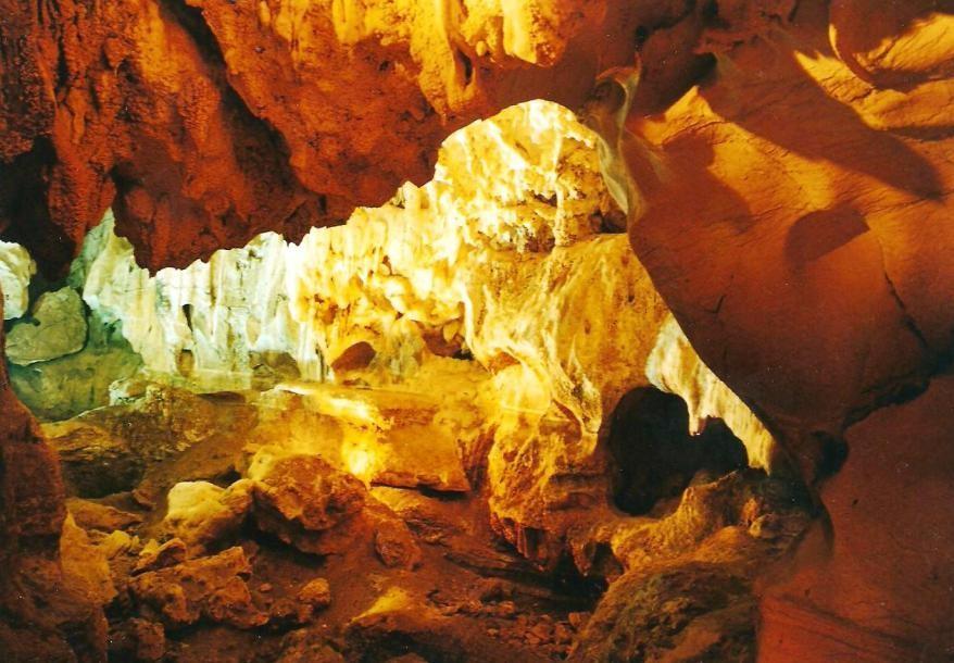 Queste grotte erano, come ho accennato prima, il rifugio dei pirati, la più grande è quella di Hang Gau Do, o ribattezzata dai francesi, Grotta delle Meraviglie.