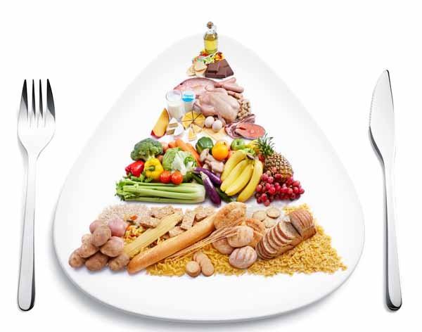 La dieta mediterranea ha un elevato consumo di pane, frutta, verdura, erbe aromatiche, cereali, olio di oliva, pesce e vino (in quantità moderate) ed è basata su un paradosso (almeno per il punto di