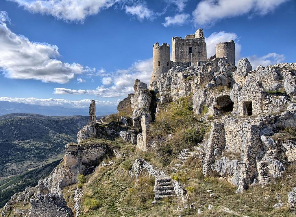 Rocca Calascio Isolata e maestosa, a testimonianza di antichi splendori c è la