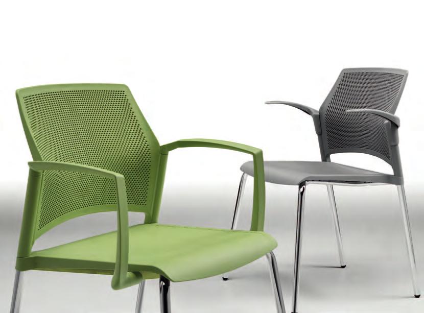 S560 Comoda e vivace, questa sedia in polipropilene viene proposta in un restyling che valorizza il comfort e la praticità.