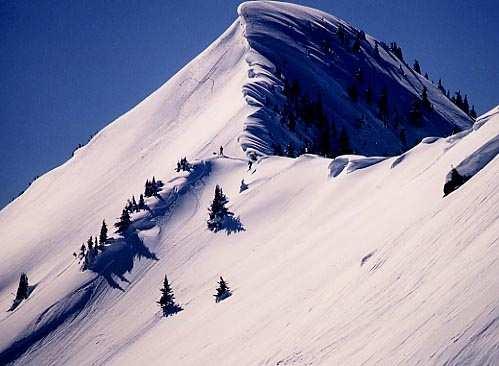 CONDIZIONI FAVOREVOLI AL DISTACCO DI VALANGHE PRESENZA DI PENDII RIPIDI E UNIFORMI PENDII CONVESSI VERSO