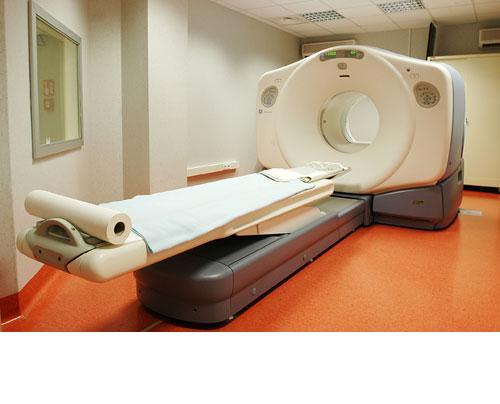 2.2 Positron Emission Tomography (PET) Figura 2.2: Un tipico apparato ospedaliero per la PET (Tomografia ad emissione di positroni [27].