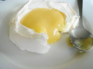 bacca di vaniglia Si lascia raffreddare, poi si riporta ad ebollizione. Nel frattempo sbianchire le uova con lo zucchero e il sale. Aggiungere le farine e unire il latte bollente gradualemente.