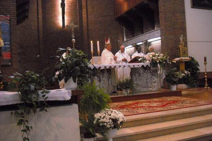 Un momento della S. Messa celebrata dall Arcivescovo di Ravenna Mons. Giuseppe Verucchi. Veduta di insieme della chiesa, con in prima fila il Sindaco di Ravenna Matteucci, Gulli e Titone.